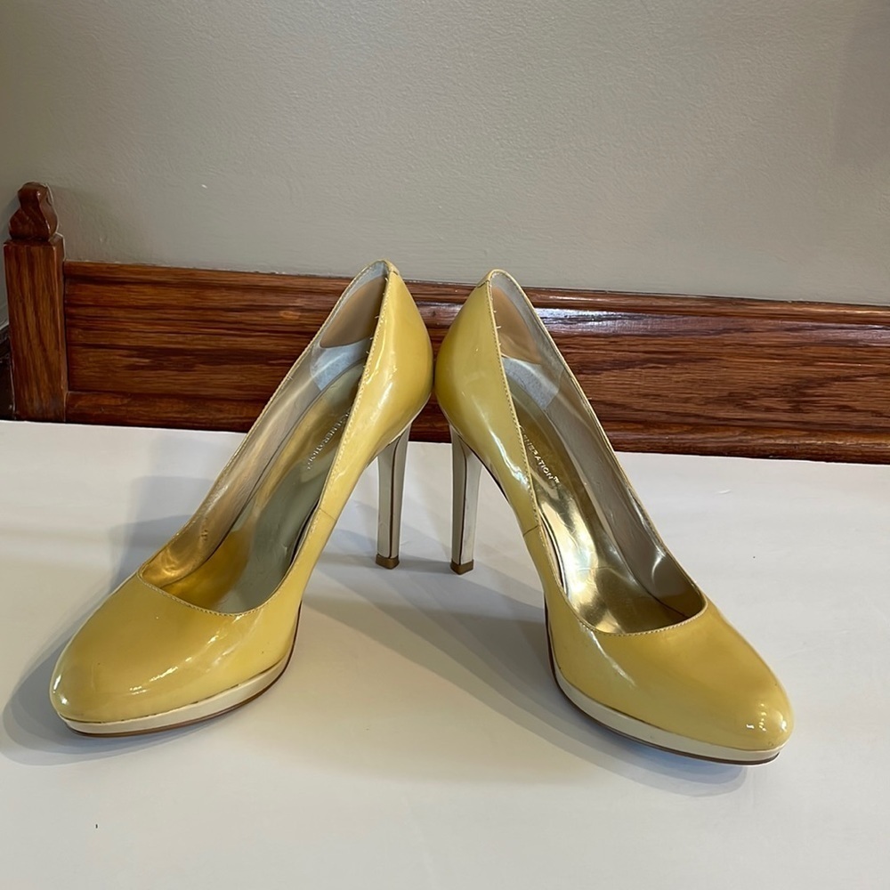 BCBGeneration women’s light yellow patent slight round toe pumps platform 9B